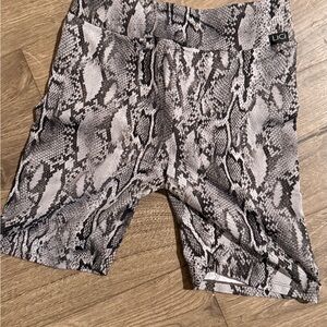 LiCi Fit Snakeskin Biker Shorts Gray Black Size L